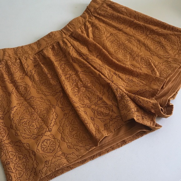 {June & Hudson} Mustard Brown Lace Shorts - Picture 2 of 7